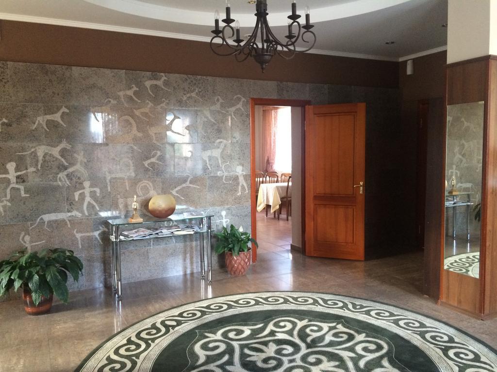 Altyn Adam Hotel Pavlodar Exterior foto